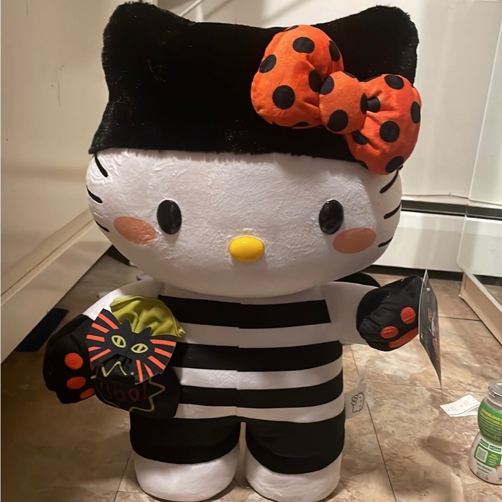 New hello kitty, never used great for Halloween